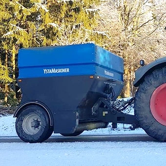 Sandspridae SP-9000 kopplade till en traktor
