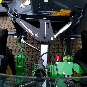 Fyrpunktsmontage som sitter mellan traktorns 3-punktsfäste och armklipparen. 