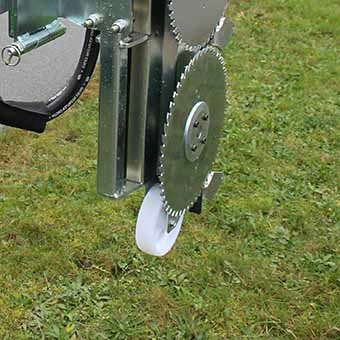 Inzoomad på stödhjul som monteras under nedersta sågklingan på grensågen.